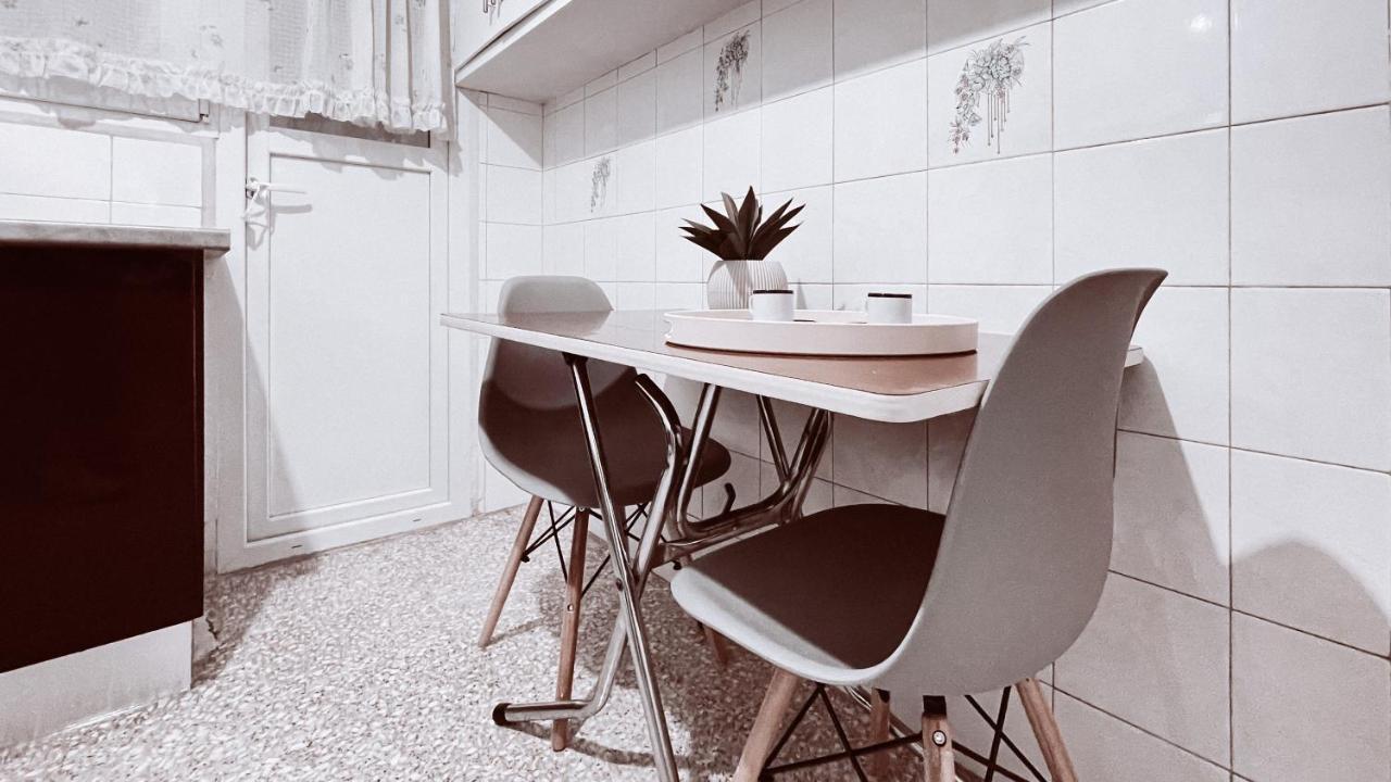Vintage 2-Bedroom Apt In The Heart Of The City Atény Exteriér fotografie